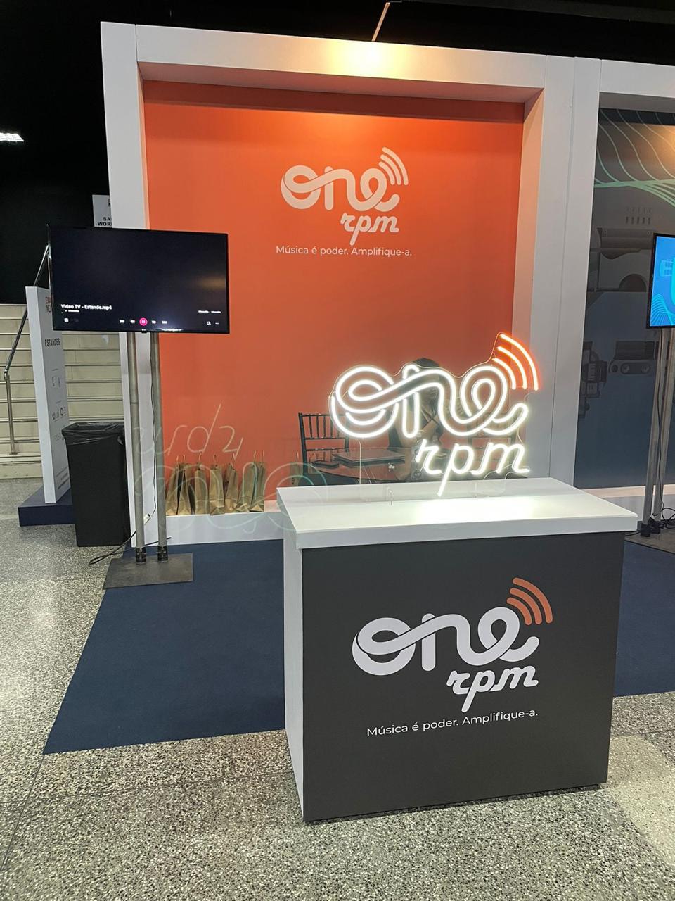 backdrop-construido-em-madeira-stand-para-eventos-e-feiras-corporativas