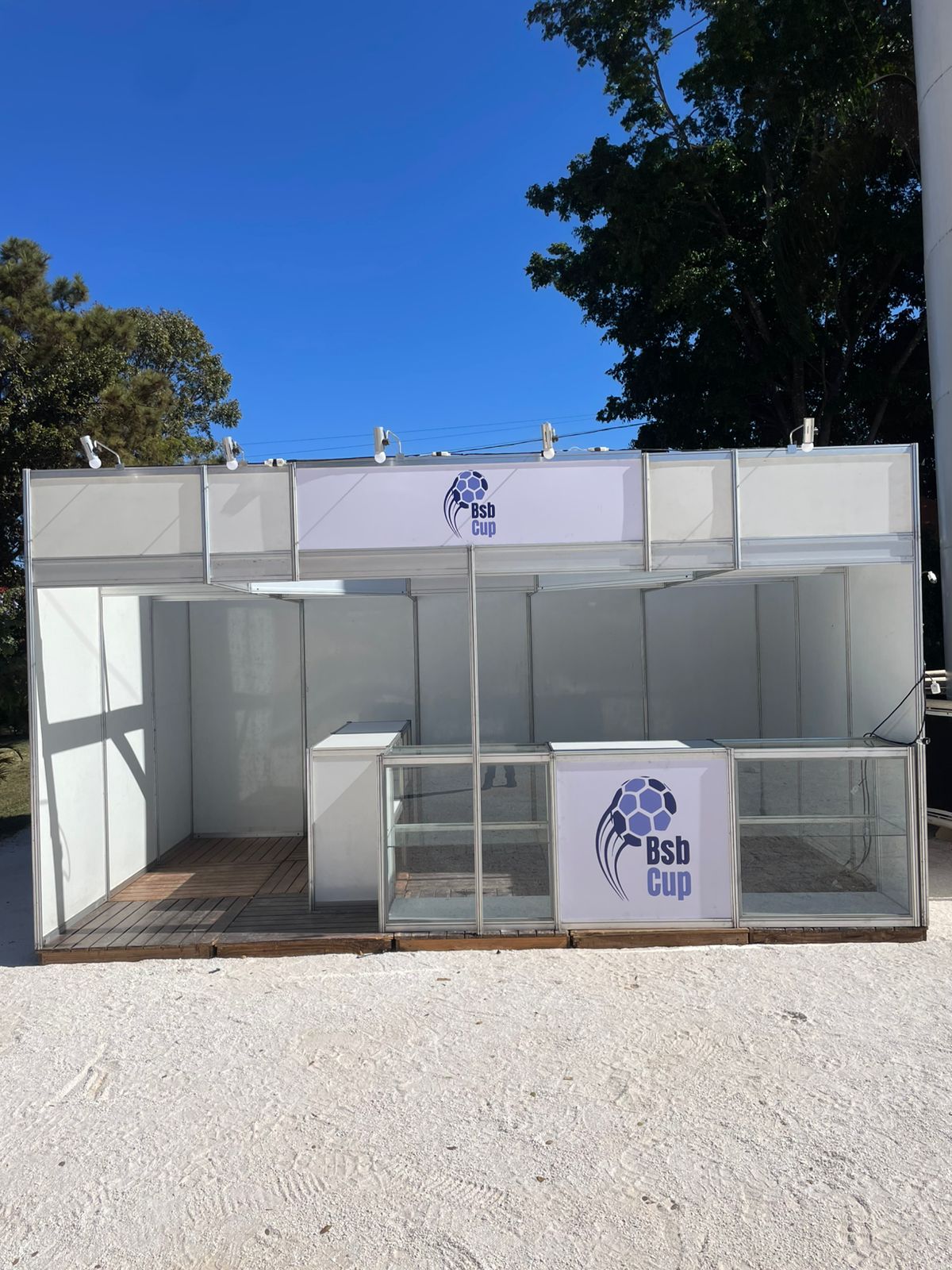 stand-em-octanorm-5x3-com-piso-deck-de-madeira-balcoes-e-iluminação