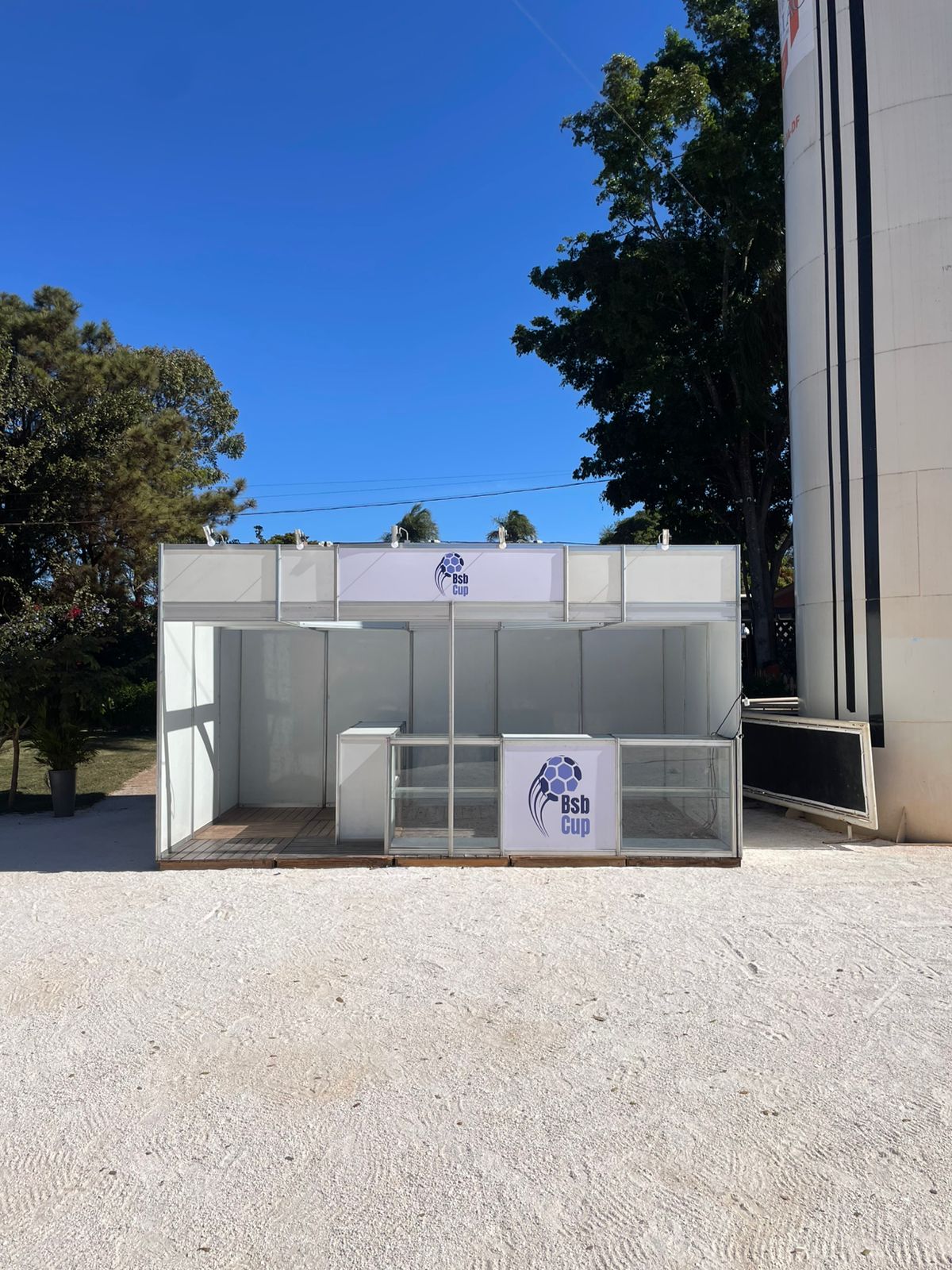 stand-em-octanorm-5x3-com-piso-deck-de-madeira-balcoes