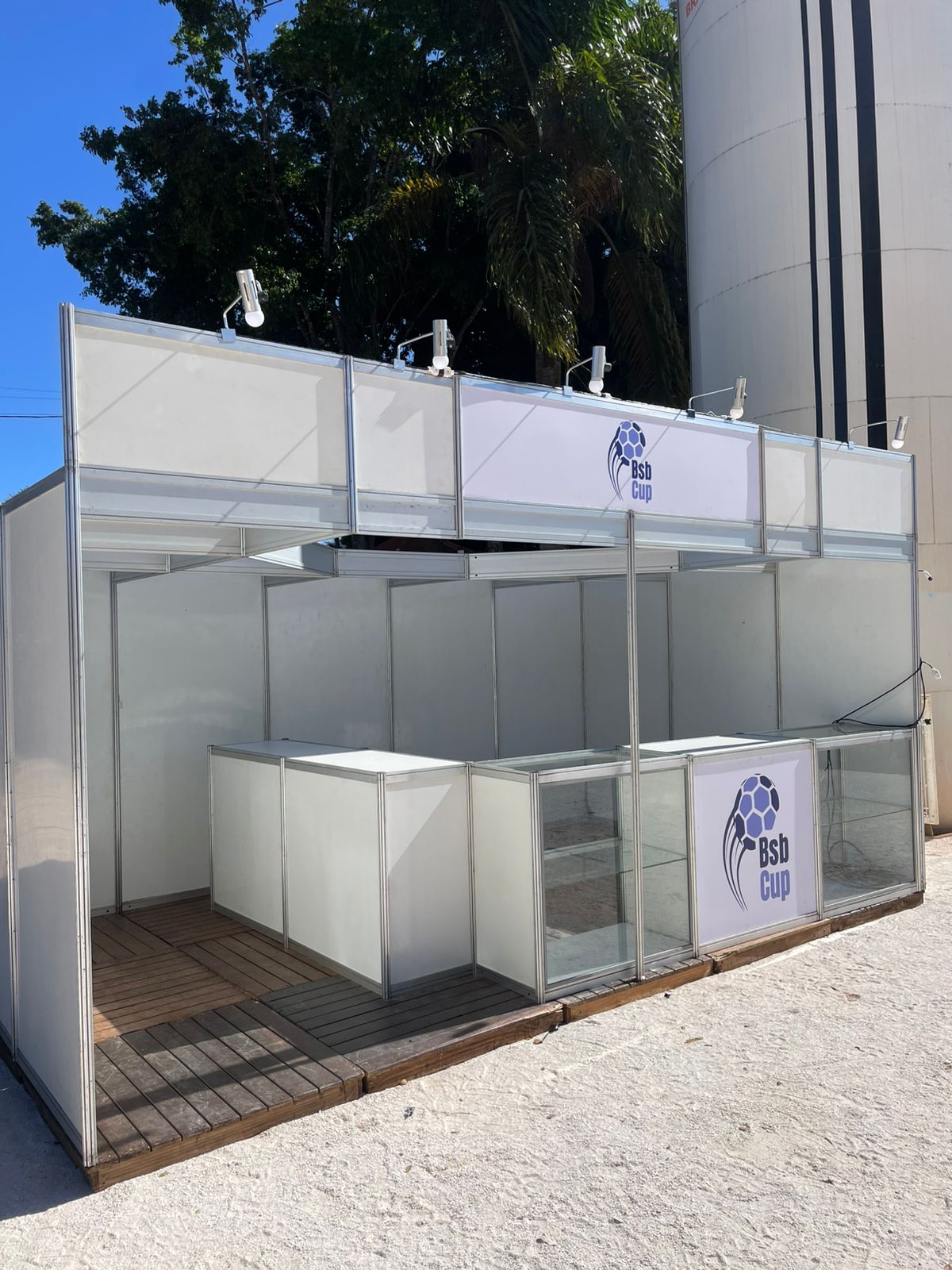 stand-em-octanorm-5x3-com-piso-deck-de-madeira
