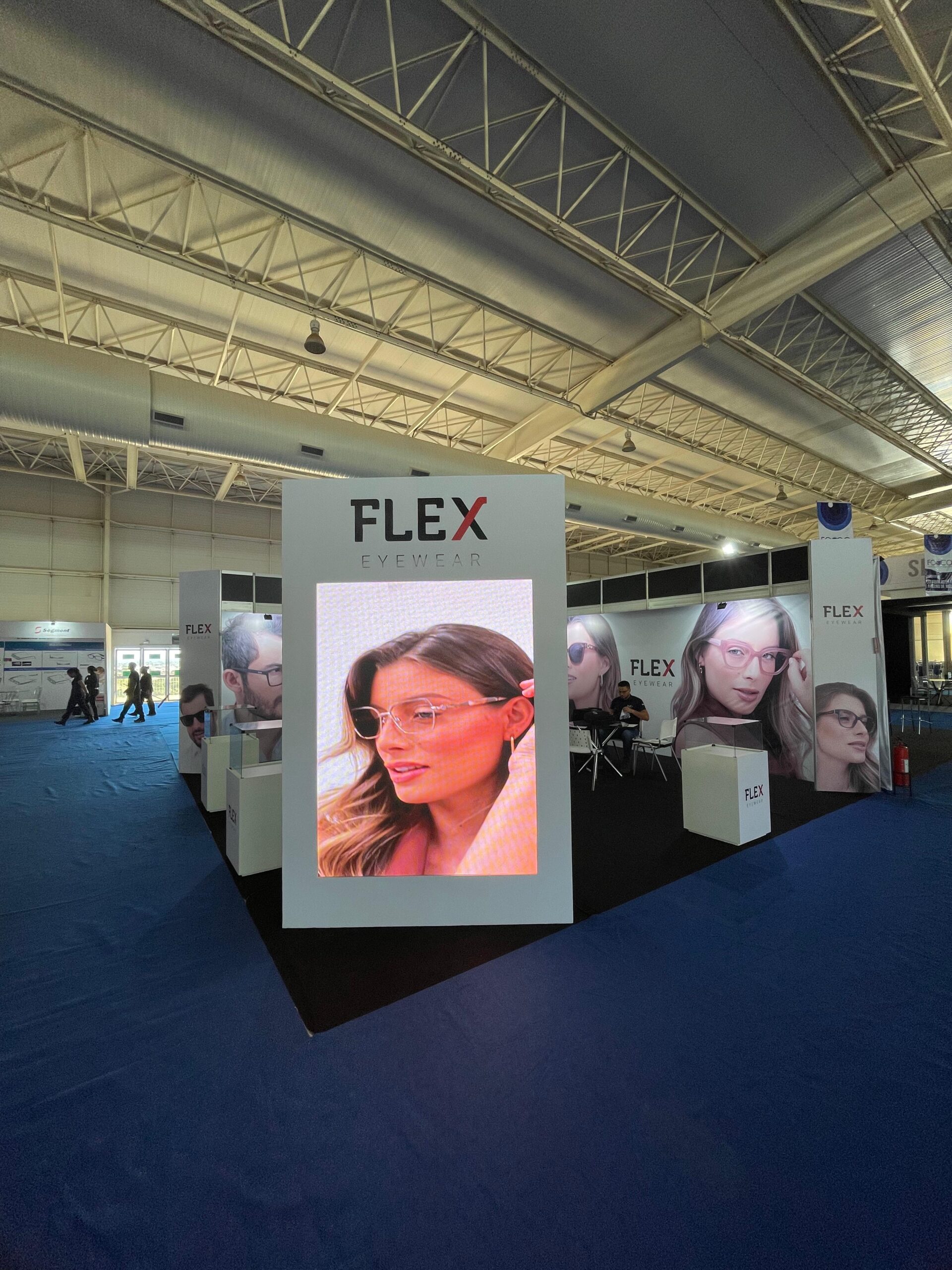 stand-em-octanorm-com-painel-de-led-para-congressos