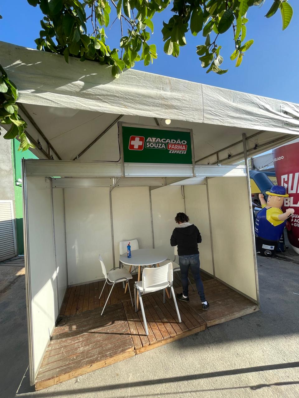 stand-octanorm-3x3-aberto-frente-piso-tablado