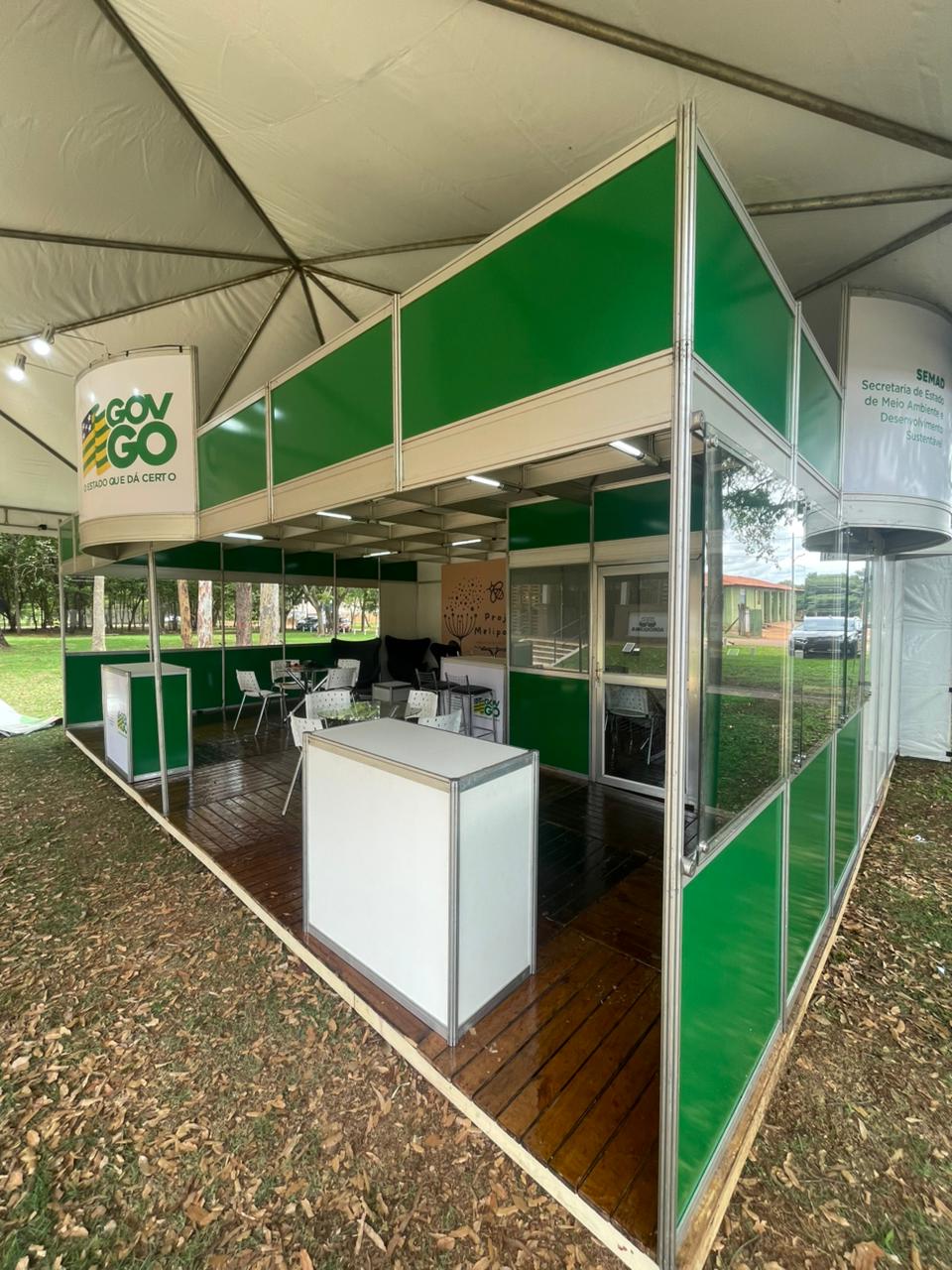 stand-octanorm-com-tablado-deck