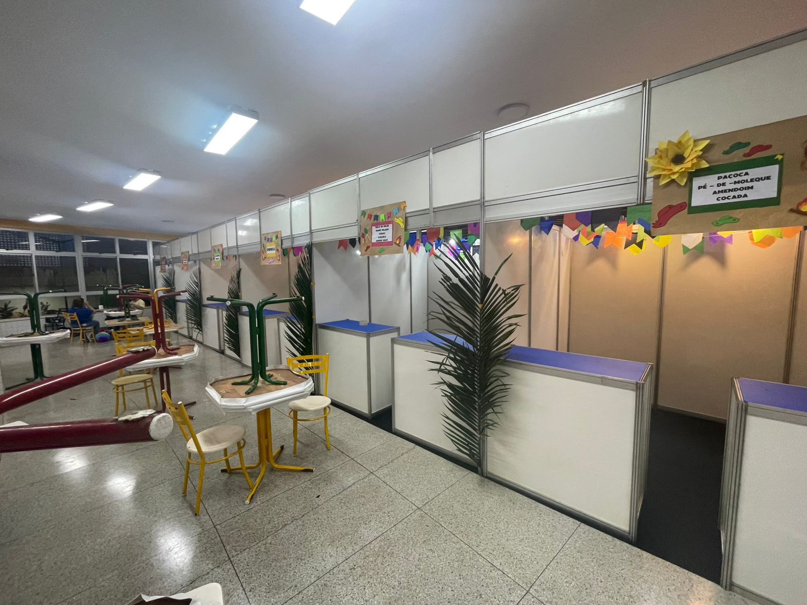 stands-octanorm-2,5x2,5-com-balcao-emendado