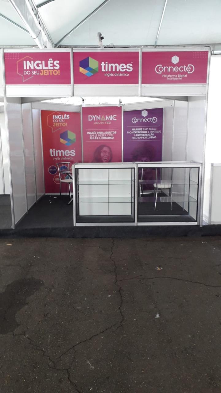 stands-octanorm-3x3-com-balcao-vitrine-e-adesivado