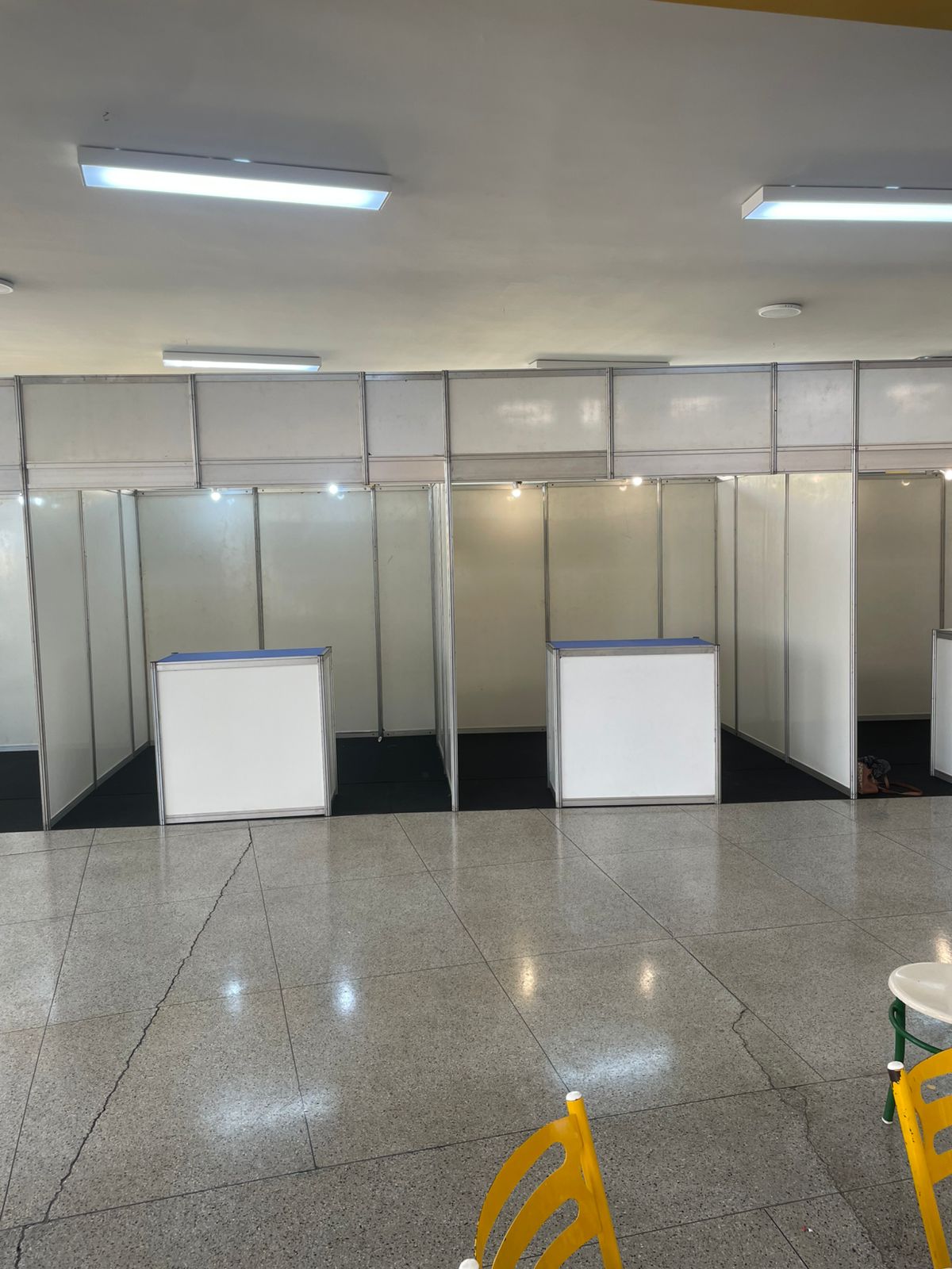 stands-pequeno-octanorm-2,5x2,5-com-balcao