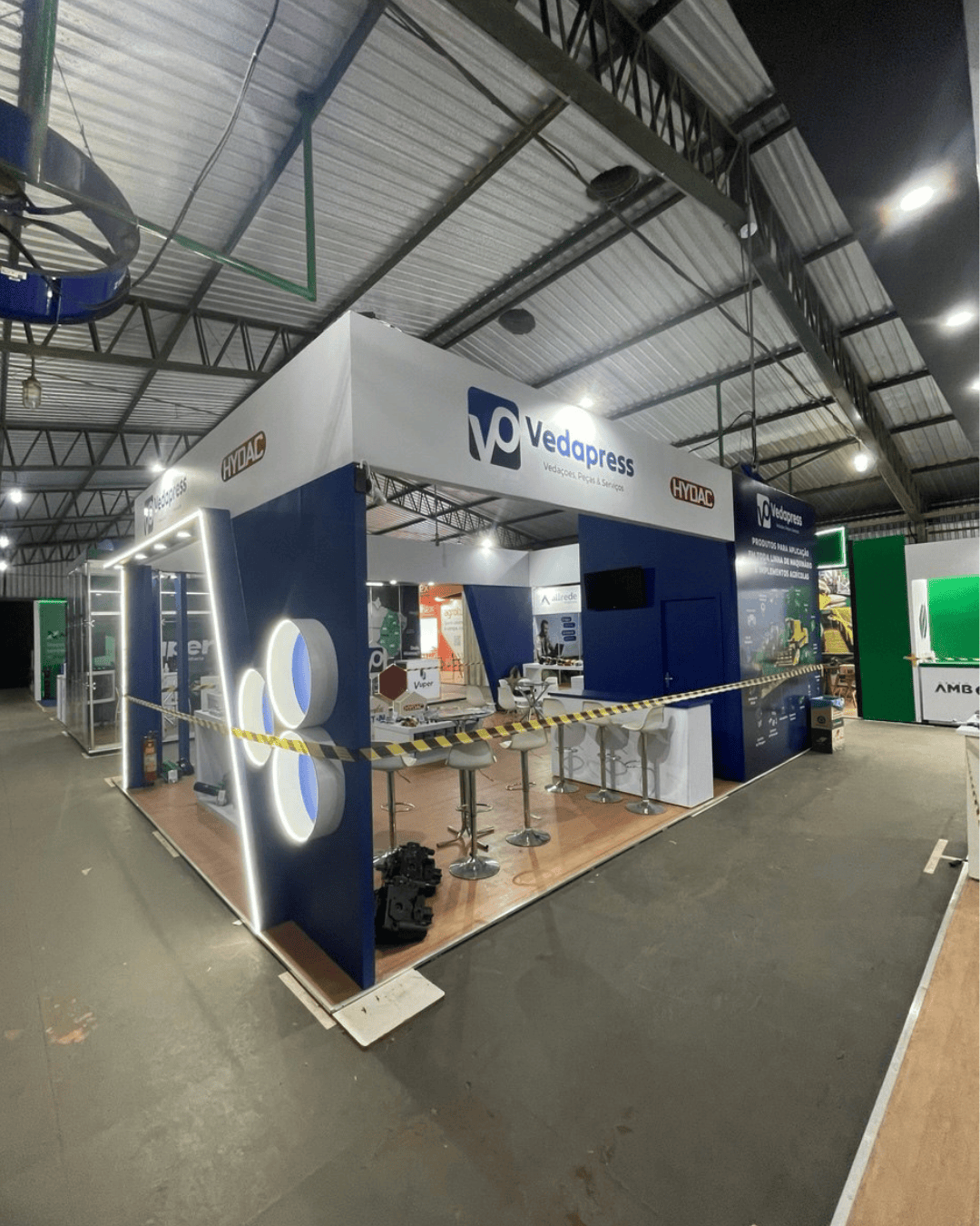 stand-construido-meio-em-evento